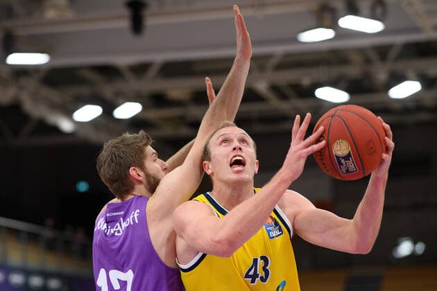 Basketball, BBL, BG Göttingen - Alba Berlin BG Göttingen - ALBA BERLN 02.02.2021, Basketball-Bundesliga easyCredit-BBL, Saison 2020 2021, Hauptrunde, 10. Spieltag, BG Göttingen - ALBA BERLN. Berlins Luke Sikma (r) spielt gegen Göttingens Mathis Mönninghoff. Göttingen Niedersachsen Deutschland