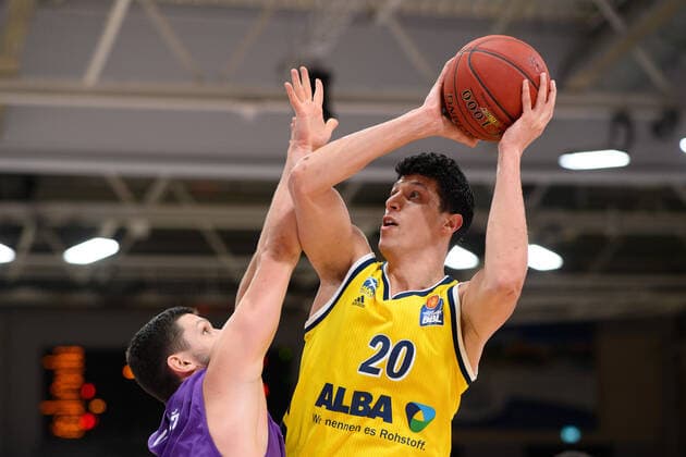 Basketball, BBL, BG Göttingen - Alba Berlin BG Göttingen - ALBA BERLN 02.02.2021, Basketball-Bundesliga easyCredit-BBL, Saison 2020 2021, Hauptrunde, 10. Spieltag, BG Göttingen - ALBA BERLN. Berlins Simone Fontecchio (r) spielt gegen Göttingens Rihards Lomazs. Göttingen Niedersachsen Deutschland