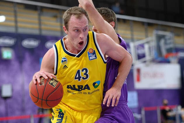 Basketball, BBL, BG Göttingen - Alba Berlin BG Göttingen - ALBA BERLN 02.02.2021, Basketball-Bundesliga easyCredit-BBL, Saison 2020 2021, Hauptrunde, 10. Spieltag, BG Göttingen - ALBA BERLN. Berlins Luke Sikma (l) spielt gegen Göttingens Mathis Mönninghoff. Göttingen Niedersachsen Deutschland
