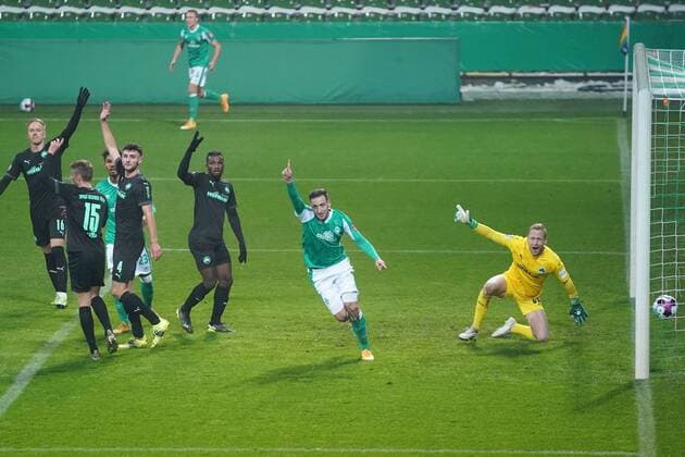 Bilder des Jahres 2021, Sport 02 Februar Sport Themen der Woche KW05 Sport Bilder des Tages GER, DFB-Pokal, 3. Runde, SV Werder Bremen vs SpVgg Greuther Fuerth 02.02.2021, wohninvest Weserstadion,Bremen, GER, GER, DFB-Pokal, 3. Runde, SV Werder Bremen vs SpVgg Greuther Fuerth im Bild picture shows Torjubel Jubel. Torschütze Torschuetze Kevin Möhwald Moehwald (Werder Bremen 06) jubelt ueber das Tor zum 1:0 DFB REGULATIONS PROHIBIT ANY USE OF PHOTOGRAPHS AS IMAGE SEQUENCES AND OR QUASI-VIDEO. *** GER, DFB Pokal, 3 Runde, SV Werder Bremen vs SpVgg Greuther Fuerth 02 02 2021, wohninvest Weserstadion,Bremen, GER, GER, DFB Pokal, 3 Runde, SV Werder Bremen vs SpVgg Greuther Fuerth in picture picture shows Torjubel Jubel Torschütze Torschuetze Kevin Möhwald Moehwald Werder Bremen 06 cheers about the goal to 1 0 DFB REGULATIONS PROHIBIT ANY USE OF PHOTOGRAPHS AS IMAGE SEQUENCES AND OR QUASI VIDEO nordphotoxGmbHx xgumzmedia nphgm001