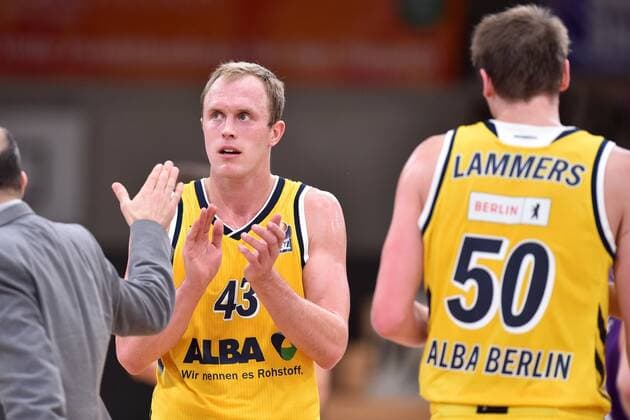 Luke Sikma (Alba Berlin) (NR43), Ben Lammers (NR 50) , Basketball, Bundesliga, BBL, BG Goettingen - Alba Berlin 02.02.2021, BG Goettingen - Alba Berlin, Basketball, Bundesliga, GER, BBL, 02.02.2021 Goettingen Copyright: xEibner-Pressefotox-xRolandxSippelx