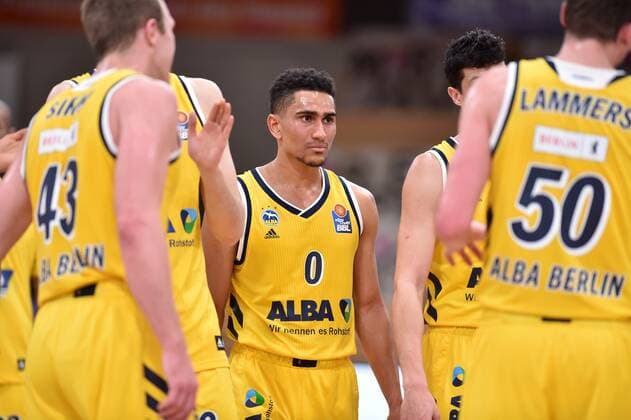 Maodo Lo (Alba Berlin) (M), Luke Sikma (L), Ben Lammers (NR 50) , Basketball, Bundesliga, BBL, BG Goettingen - Alba Berlin 02.02.2021, BG Goettingen - Alba Berlin, Basketball, Bundesliga, GER, BBL, 02.02.2021 Goettingen Copyright: xEibner-Pressefotox-xRolandxSippelx