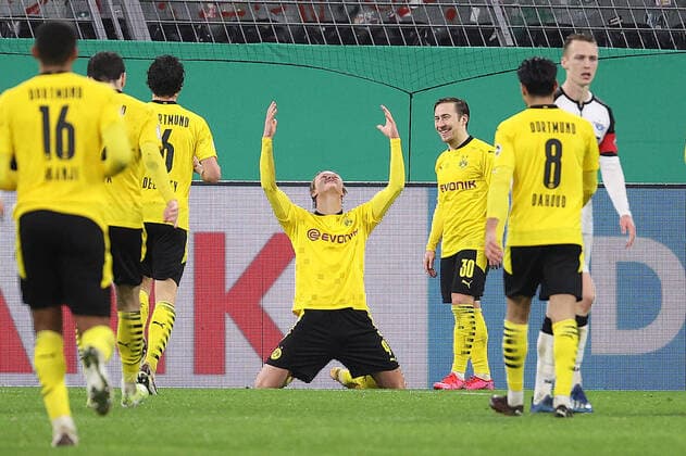 Bilder des Jahres 2021, Sport 02 Februar Sport Themen der Woche KW05 Sport Bilder des Tages DFB Pokal: Borussia Dortmund - SC Paderborn 07 Dortmund, Signal Iduna Park, 02.02.21, DFB Pokal: Borussia Dortmund - SC Paderborn 07 Fußball , DFB Pokal , Achtelfinale , Saison 2020 , 2021 DFB Pokal: Borussia Dortmund - SC Paderborn 07 Bild: Erling Haaland (Dortmund) jubelt nach seinem Tor zum 3:2 Joachim Bywaletz jb-sportfoto Pool via Chai von der Laage Joachim Bywaletz jb-sportfoto Pool via Gemäß den Vorgaben der DFL Deutsche Fußball Liga ist es untersagt, in dem Stadion und oder vom Spiel angefertigte Fotoaufnahmen in Form von Sequenzbildern und oder videoähnlichen Fotostrecken zu verwerten bzw. verwerten zu lassen. DFL regulations prohibit any use of photographs as image sequences and or quasi-video. Dortmund Signal Iduna Park Nordrhein-Westfalen West Germa Deutschland *** DFB Pokal Borussia Dortmund SC Paderborn 07 Dortmund, Signal Iduna Park, 02 02 21, DFB Pokal Borussia Dortmund SC Paderborn 07 Football , DFB Pokal , Round of 16 , 2020 season , 2021 DFB Pokal Borussia Dortmund SC Paderborn 07 Bild Erling Haaland Dortmund cheers after his goal to make it 3 2 Joachim Bywaletz jb sportfoto Pool via Chai von der Laage Joachim Bywaletz jb sportfoto Pool via In accordance with the requirements of the DFL Deutsche Fußball Liga, it is prohibited, DFL regulations prohibit any use of photographs as image sequences and or quasi video Dortmund Signal Iduna Park Nordrhein Westfalen West Germa Germany Poolfoto Joachim Bywaletz jb-sportfoto ,EDITORIAL USE ONLY