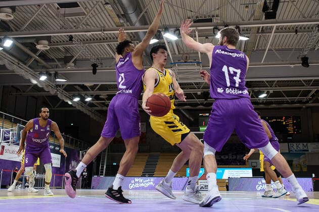 Sport Bilder des Tages BG Göttingen - ALBA BERLN 02.02.2021, Basketball-Bundesliga easyCredit-BBL, Saison 2020 2021, Hauptrunde, 10. Spieltag, BG Göttingen - ALBA BERLN. Berlins Simone Fontecchio (M) spielt gegen Göttingens Marvin Omuvwie (l) und Göttingens Mathis Mönninghoff. Göttingen Niedersachsen Deutschland