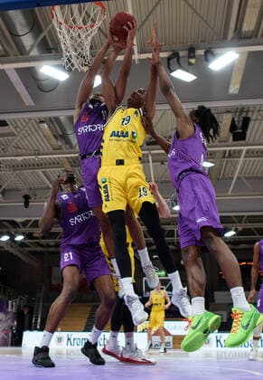 BG Göttingen - ALBA BERLN 02.02.2021, Basketball-Bundesliga easyCredit-BBL, Saison 2020 2021, Hauptrunde, 10. Spieltag, BG Göttingen - ALBA BERLN. Berlins Louis Olinde (M) spielt gegen Göttingens Tai Odiase (l), Göttingens Marvin Omuvwie und Göttingens Deishuan Booker (r). Göttingen Niedersachsen Deutschland