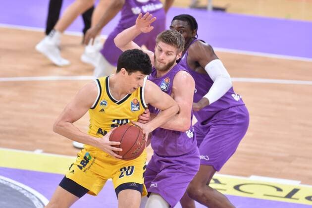 Simone Fontecchio (Alba Berlin) (am Ball), Mathis Moenninghoff (BG Goettingen), Tai Odiase (BG Goettingen) (hinten) , Basketball, Bundesliga, BBL, BG Goettingen - Alba Berlin 02.02.2021, BG Goettingen - Alba Berlin, Basketball, Bundesliga, GER, BBL, 02.02.2021 Goettingen Copyright: xEibner-Pressefotox-xRolandxSippelx