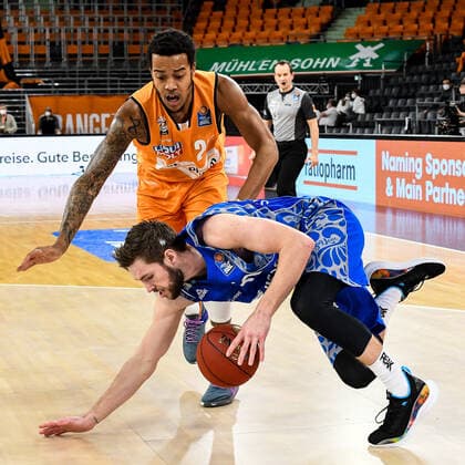 GER, BBL, ratiopharm ulm vs Fraport Skyliners 02.02.2021, ratiopharm arena, Neu-Ulm, GER, BBL, ratiopharm ulm vs Fraport Skyliners, im Bild Jon Axel Gudmundsson (Fraport, 30) stolpert, Troy Caupain (Ulm, 23)
