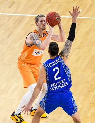 GER, BBL, ratiopharm ulm vs Fraport Skyliners 02.02.2021, ratiopharm arena, Neu-Ulm, GER, BBL, ratiopharm ulm vs Fraport Skyliners, im Bild Dylan Osetkowski (Ulm, 21), Michael Kessens (Fraport, 2)