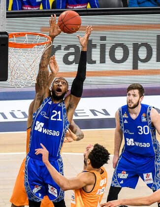 GER, BBL, ratiopharm ulm vs Fraport Skyliners 02.02.2021, ratiopharm arena, Neu-Ulm, GER, BBL, ratiopharm ulm vs Fraport Skyliners, im Bild Kamari Murphy (Fraport, 21) geht mit Erfolg zum Korb, Jon Axel Gudmundsson (Fraport, 30)