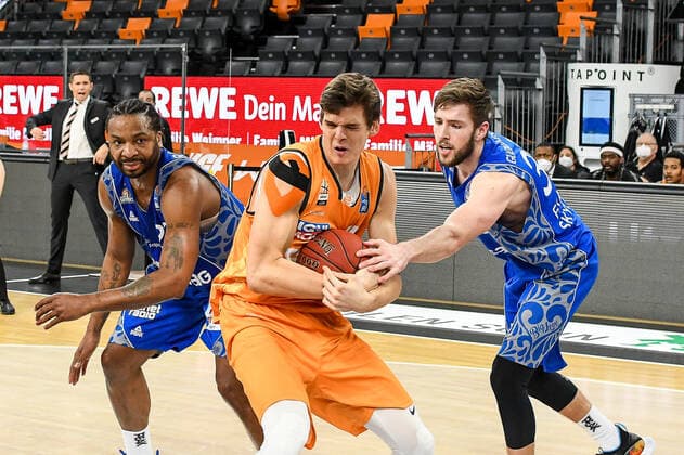 GER, BBL, ratiopharm ulm vs Fraport Skyliners 02.02.2021, ratiopharm arena, Neu-Ulm, GER, BBL, ratiopharm ulm vs Fraport Skyliners, im Bild Christoph Philipps (Ulm, 10) sichert den Ball gegen Quantez Robertson (Fraport, 23) und Jon Axel Gudmundsson (Fraport, 30)