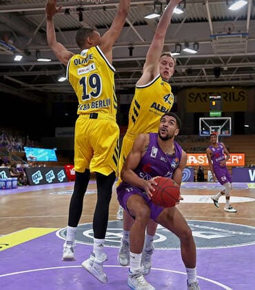 GSD zje123 Saison 2020 21 Easy credit Basketball Bundesliga BG Göttingen - Alba Berlin Göttingens Marvin Omuvwie (am Ball) gegen Berlins Louis Olinde (links) und Luke Sikma