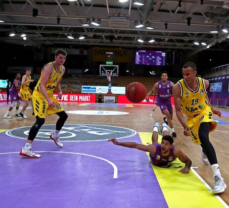 GSD zje123 Saison 2020 21 Easy credit Basketball Bundesliga BG Göttingen - Alba Berlin Göttingens Marvin Omuvwie (am Ball) gegen Berlins Louis Olinde (rechts)