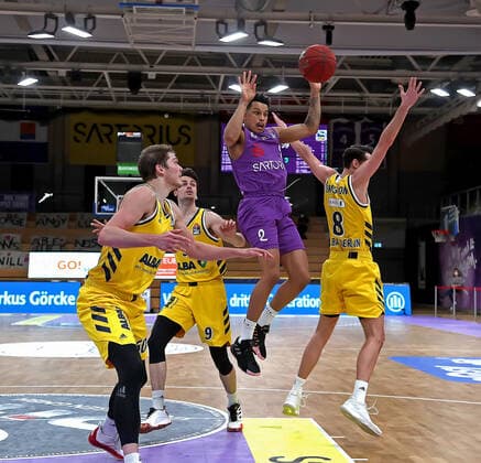 GSD zje123 Saison 2020 21 Easy credit Basketball Bundesliga BG Göttingen - Alba Berlin Göttingens Nelson Weidemann (am Ball) gegen Berlins Marcus Eriksson (rechts)