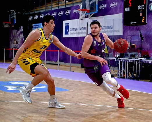GSD zje123 Saison 2020 21 Easy credit Basketball Bundesliga BG Göttingen - Alba Berlin Göttingens Rihards Lomazs (am Ball) gegen Berlins Simone Fontecchio