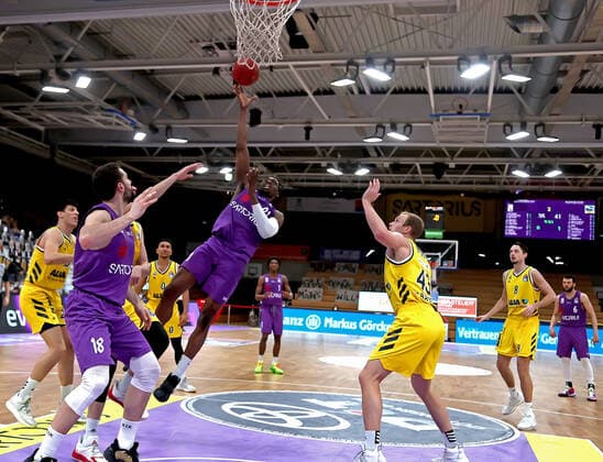 GSD zje123 Saison 2020 21 Easy credit Basketball Bundesliga BG Göttingen - Alba Berlin Göttingens Tai Odiase (am Ball) gegen Berlins Luke Sikma (rechts)