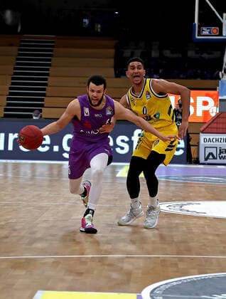 GSD zje123 Saison 2020 21 Easy credit Basketball Bundesliga BG Göttingen - Alba Berlin Göttingens Luke Nelson (am Ball) gegen Berlins Maodo Lo