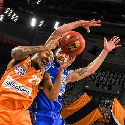 GER, BBL, ratiopharm ulm vs Fraport Skyliners 02.02.2021, ratiopharm arena, Neu-Ulm, GER, BBL, ratiopharm ulm vs Fraport Skyliners, im Bild Troy Caupain (Ulm, 23), Rasheed Moore (Fraport, 20)
