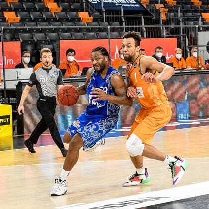 GER, BBL, ratiopharm ulm vs Fraport Skyliners 02.02.2021, ratiopharm arena, Neu-Ulm, GER, BBL, ratiopharm ulm vs Fraport Skyliners, im Bild Quantez Robertson (Fraport, 23), Demitrius Conger (Ulm, 1)