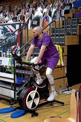 GSD zje123 Saison 2020 21 Easy credit Basketball Bundesliga BG Göttingen - Alba Berlin Göttingens Dennis Kramer auf dem Rad