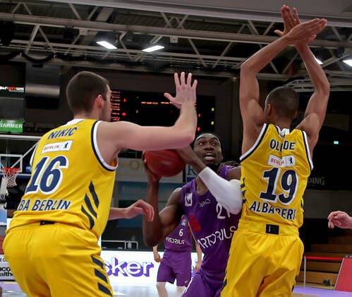 GSD zje123 Saison 2020 21 Easy credit Basketball Bundesliga BG Göttingen - Alba Berlin Göttingens Tai Odiase (am Ball) gegen Berlins Kresimir Nikic (links) und Louis Olinde