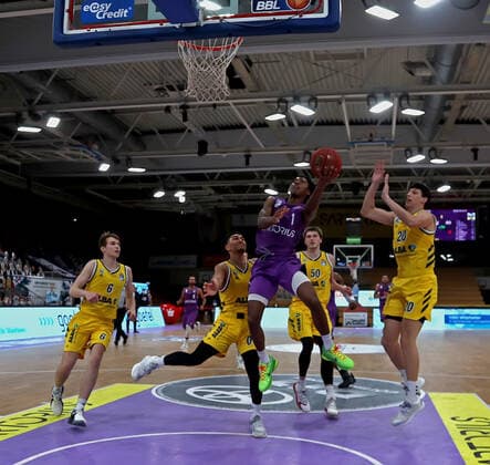 GSD zje123 Saison 2020 21 Easy credit Basketball Bundesliga BG Göttingen - Alba Berlin Göttingens Deishuan Booker (am Ball) gegen Berlins Maodo Lo
