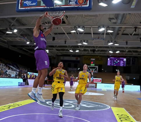 GSD zje123 Saison 2020 21 Easy credit Basketball Bundesliga BG Göttingen - Alba Berlin Göttingens Marvin Omuswie (am Ball) gegen Berlins Maode Lo