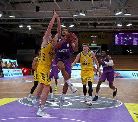 GSD zje123 Saison 2020 21 Easy credit Basketball Bundesliga BG Göttingen - Alba Berlin Göttingens Marvin Omuswie (am Ball) gegen Berlins Luke Sikma