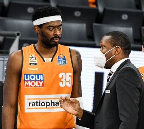 GER, BBL, ratiopharm ulm vs Fraport Skyliners 02.02.2021, ratiopharm arena, Neu-Ulm, GER, BBL, ratiopharm ulm vs Fraport Skyliners, im Bild Aric Holman (Ulm, 35), Tyron McCoy (Ulm)