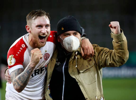 Bilder des Jahres 2021, Sport 02 Februar Sport Themen der Woche KW05 Sport Bilder des Tages Essen, Deutschland, DFB-Pokal , 3.Runde, Rot-Weiss Essen : Bayer Leverkusen 2-1 02.02. 2021 im Stadion Essen an der Hafenstrasse in Essen Alexander HAHN (RWE) li.- feiert den Sieg Gemäß den Vorgaben des DFB ist es untersagt, in dem Stadion und oder vom Spiel angefertigte Fotoaufnahmen in Form von Sequenzbildern und oder videoähnlichen Fotostrecken zu verwerten bzw. verwerten zu lassen. *** Essen, Germany, DFB Pokal , 3 Runde, Rot Weiss Essen Bayer Leverkusen 2 1 02 02 2021 im Stadion Essen an der Hafenstrasse in Essen Alexander HAHN RWE li celebrates the victory According to the regulations of the DFB it is forbidden to use or let use photo recordings made in the stadium and or of the game in the form of sequence pictures and or video similar photo series