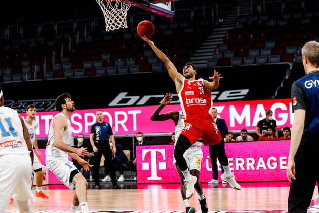 vorne Kenneth Ogbe (Brose Bamberg, 25) Brose Bamberg - Mitteldeutscher BC MBC - easyCredit-BBL - Basketball Bundesliga - Basketball Saison 2020 21 - 14. Spieltag, 03.02.2021 Bamberg, Brose Arena ASV-Autoren-Nummer: 4026335 Copyright: DanielxLöb