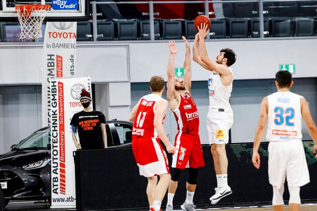 2.v.rechts Aleksandar Marelja (Mitteldeutscher BC, 17) links Christian Sengfelder (Brose Bamberg, 43) Mitte Alex Ruoff (Brose Bamberg, 07) rechts Roko Rogic (Mitteldeutscher BC, 32) Brose Bamberg - Mitteldeutscher BC MBC - easyCredit-BBL - Basketball Bundesliga - Basketball Saison 2020 21 - 14. Spieltag, 03.02.2021 Bamberg, Brose Arena ASV-Autoren-Nummer: 4026335 Copyright: DanielxLöb