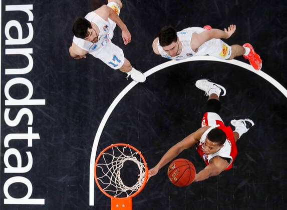 unten rechts Devon Hall (Brose Bamberg, 22) oben links Aleksandar Marelja (Mitteldeutscher BC, 17) oben rechts Michal Michalak (Mitteldeutscher BC, 23) Brose Bamberg - Mitteldeutscher BC MBC - easyCredit-BBL - Basketball Bundesliga - Basketball Saison 2020 21 - 14. Spieltag, 03.02.2021 Bamberg, Brose Arena ASV-Autoren-Nummer: 4026335 Copyright: DanielxLöb