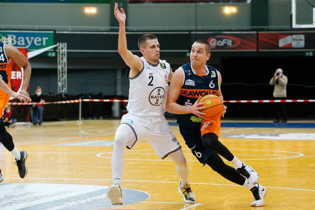 Leverkusen, Deutschland 03. Februar 2021: 2. BBL Pro A - 2020 2021 - Bayer Giants Leverkusen vs. Rostock Seawolves v. li. im Zweikampf Wyatt Lohaus (Bayer Giants Leverkusen) und Rain Veidman (Rostock Seawolves) Ostermann-Arena Nordrhein Westfalen Copyright: xFotostandx xvanxderxVeldenx