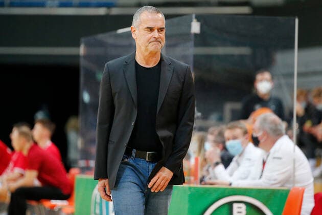 Leverkusen, Deutschland 03. Februar 2021: 2. BBL Pro A - 2020 2021 - Bayer Giants Leverkusen vs. Rostock Seawolves Head Coach Dirk Bauermann (Rostock Seawolves) Ostermann-Arena Nordrhein Westfalen Copyright: xFotostandx xvanxderxVeldenx