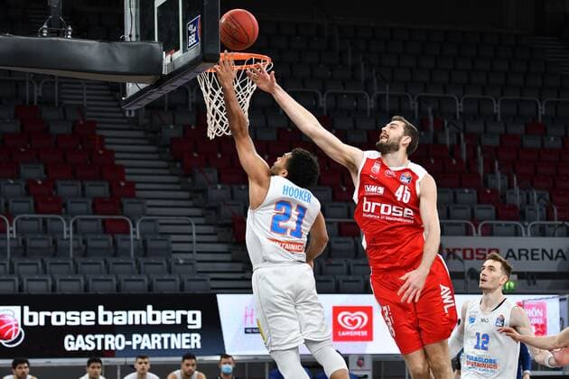 BAMBERG 03.02.2021 --- Basketball ---- easycredit 1. Basketball Bundesliga ---- 16. Spieltag: Brose Bamberg vs Syntainics MBC --- Quinton Hooker (21, Mitteldeutscher BC) mit Korbleger gegen David Kravish (45, Brose Bamberg) --- Foto: Hans-Martin Issler isslerimages ---- Brose Bamberg vs Syntainics MBC