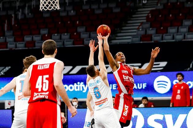 rechts Devon Hall (Brose Bamberg, 22) links Marko Krstanovic (Mitteldeutscher BC, 06) Brose Bamberg - Mitteldeutscher BC MBC - easyCredit-BBL - Basketball Bundesliga - Basketball Saison 2020 21 - 14. Spieltag, 03.02.2021 Bamberg, Brose Arena ASV-Autoren-Nummer: 4026335 Copyright: DanielxLöb