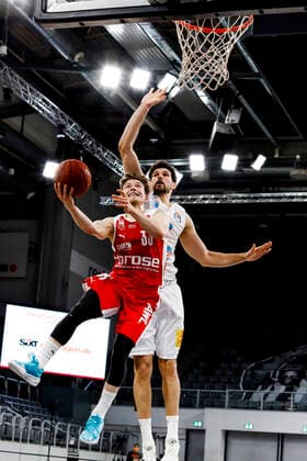 links Bennet Hundt (Brose Bamberg, 33) rechts Aleksandar Marelja (Mitteldeutscher BC, 17) Brose Bamberg - Mitteldeutscher BC MBC - easyCredit-BBL - Basketball Bundesliga - Basketball Saison 2020 21 - 14. Spieltag, 03.02.2021 Bamberg, Brose Arena ASV-Autoren-Nummer: 4026335 Copyright: DanielxLöb