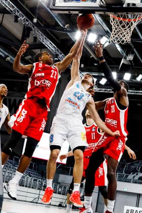 links Devon Hall (Brose Bamberg, 22) Mitte Michal Michalak (Mitteldeutscher BC, 23) rechts Shevon Thompson (Brose Bamberg, 27) Brose Bamberg - Mitteldeutscher BC MBC - easyCredit-BBL - Basketball Bundesliga - Basketball Saison 2020 21 - 14. Spieltag, 03.02.2021 Bamberg, Brose Arena ASV-Autoren-Nummer: 4026335 Copyright: DanielxLöb