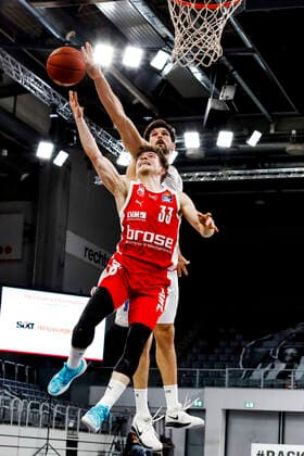 links Bennet Hundt (Brose Bamberg, 33) rechts Aleksandar Marelja (Mitteldeutscher BC, 17) Brose Bamberg - Mitteldeutscher BC MBC - easyCredit-BBL - Basketball Bundesliga - Basketball Saison 2020 21 - 14. Spieltag, 03.02.2021 Bamberg, Brose Arena ASV-Autoren-Nummer: 4026335 Copyright: DanielxLöb