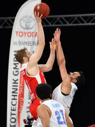 BAMBERG 03.02.2021 --- Basketball ---- easycredit 1. Basketball Bundesliga ---- 16. Spieltag: Brose Bamberg vs Syntainics MBC --- Christian Sengfelder (43, Brose Bamberg) wirft gegen David Brembly (5, Mitteldeutscher BC) --- Foto: Hans-Martin Issler isslerimages ---- Brose Bamberg vs Syntainics MBC