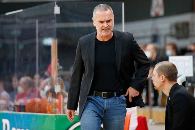 Leverkusen, Deutschland 03. Februar 2021: 2. BBL Pro A - 2020 2021 - Bayer Giants Leverkusen vs. Rostock Seawolves Head Coach Dirk Bauermann (Rostock Seawolves) Ostermann-Arena Nordrhein Westfalen