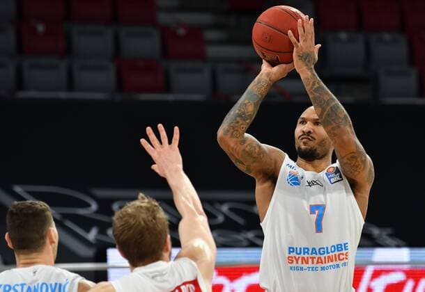 BAMBERG 03.02.2021 --- Basketball ---- easycredit 1. Basketball Bundesliga ---- 16. Spieltag: Brose Bamberg vs Syntainics MBC --- Sergio Kerusch (7, Mitteldeutscher BC) wirft gegen Christian Sengfelder (43, Brose Bamberg) --- Foto: Hans-Martin Issler isslerimages ---- Brose Bamberg vs Syntainics MBC