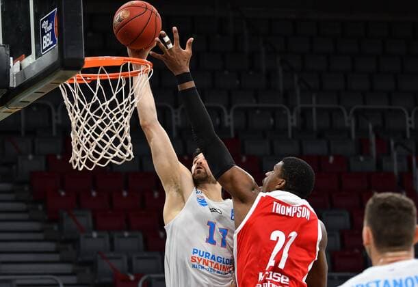 BAMBERG 03.02.2021 --- Basketball ---- easycredit 1. Basketball Bundesliga ---- 16. Spieltag: Brose Bamberg vs Syntainics MBC --- Aleksandar Marelja (17, Mitteldeutscher BC) mit Dunk gegen Shevon Thompson (27, Brose Bamberg) --- Foto: Hans-Martin Issler isslerimages ---- Brose Bamberg vs Syntainics MBC