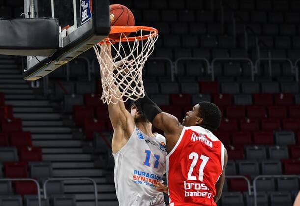 BAMBERG 03.02.2021 --- Basketball ---- easycredit 1. Basketball Bundesliga ---- 16. Spieltag: Brose Bamberg vs Syntainics MBC --- Aleksandar Marelja (17, Mitteldeutscher BC) mit Dunk gegen Shevon Thompson (27, Brose Bamberg) --- Foto: Hans-Martin Issler isslerimages ---- Brose Bamberg vs Syntainics MBC