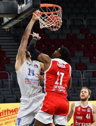 BAMBERG 03.02.2021 --- Basketball ---- easycredit 1. Basketball Bundesliga ---- 16. Spieltag: Brose Bamberg vs Syntainics MBC --- Aleksandar Marelja (17, Mitteldeutscher BC) mit Dunk gegen Shevon Thompson (27, Brose Bamberg) --- Foto: Hans-Martin Issler isslerimages ---- Brose Bamberg vs Syntainics MBC