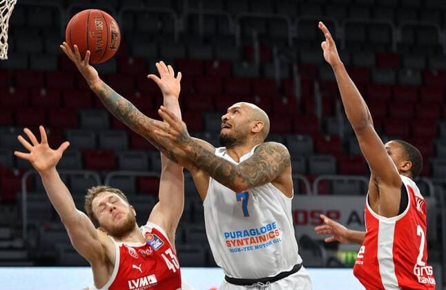 BAMBERG 03.02.2021 --- Basketball ---- easycredit 1. Basketball Bundesliga ---- 16. Spieltag: Brose Bamberg vs Syntainics MBC --- Sergio Kerusch (7, Mitteldeutscher BC) mit Korbleger gegen Christian Sengfelder (43, Brose Bamberg) und Devon Hall (22, Brose Bamberg) --- Foto: Hans-Martin Issler isslerimages ---- Brose Bamberg vs Syntainics MBC