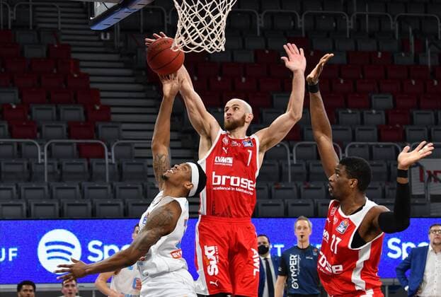 BAMBERG 03.02.2021 --- Basketball ---- easycredit 1. Basketball Bundesliga ---- 16. Spieltag: Brose Bamberg vs Syntainics MBC --- Kyndahl Hill (11, Mitteldeutscher BC) wird von Alex Ruoff (7, Brose Bamberg) beim Wurf gestört --- Foto: Hans-Martin Issler isslerimages ---- Brose Bamberg vs Syntainics MBC