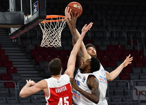 BAMBERG 03.02.2021 --- Basketball ---- easycredit 1. Basketball Bundesliga ---- 16. Spieltag: Brose Bamberg vs Syntainics MBC --- Aleksandar Marelja (17, Mitteldeutscher BC) und Shavon Coleman (15, Mitteldeutscher BC) im Kampf um den Rebound gegen David Kravish (45, Brose Bamberg) --- Foto: Hans-Martin Issler isslerimages ---- Brose Bamberg vs Syntainics MBC