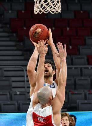 BAMBERG 03.02.2021 --- Basketball ---- easycredit 1. Basketball Bundesliga ---- 16. Spieltag: Brose Bamberg vs Syntainics MBC --- Aleksandar Marelja (17, Mitteldeutscher BC) wirft gegen Alex Ruoff (7, Brose Bamberg) --- Foto: Hans-Martin Issler isslerimages ---- Brose Bamberg vs Syntainics MBC