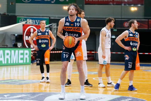 Leverkusen, Deutschland 03. Februar 2021: 2. BBL Pro A - 2020 2021 - Bayer Giants Leverkusen vs. Rostock Seawolves Sid-Marlon Theis (Rostock Seawolves) beim Freiwurf Ostermann-Arena Nordrhein Westfalen